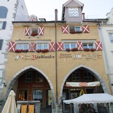 Maximilianstraße 26, 28