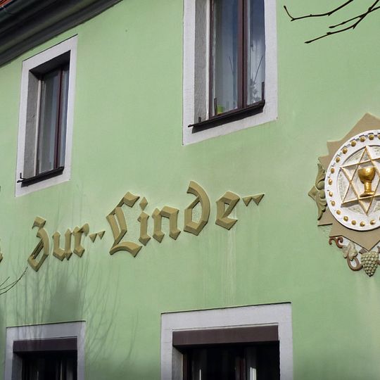 Gasthaus in Ecklage und halboffener Bebauung Dresdner Straße 38