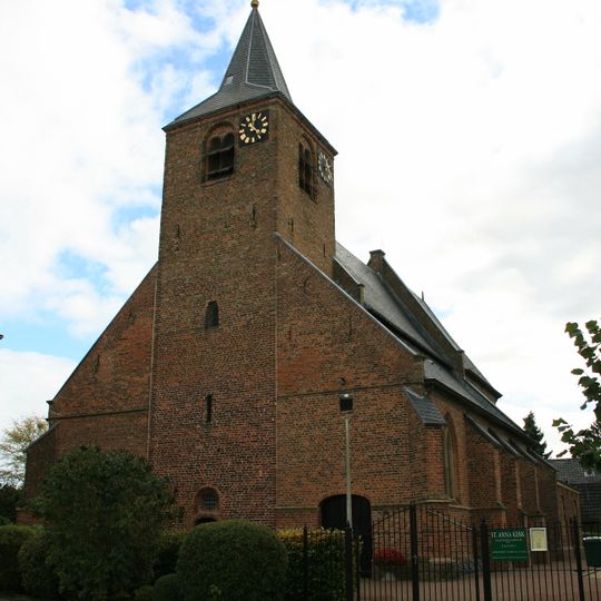 Toren der Herv.Kerk. Sober, vroeg-gotisch bouwwerk, met korte, ingesnoerde spits