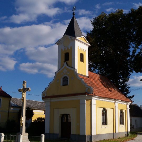 Kříž u kaple v Horusicích