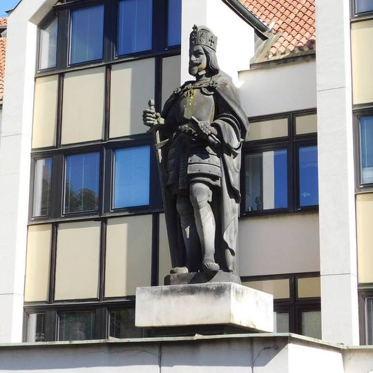 Socha Ferdinada III. v areálu Revmatologického ústavu Na Slupi v Praze