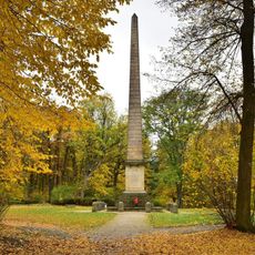 Obelisk v zámeckém parku Krásný Dvůr