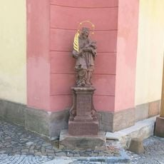 Socha svatého Jana Nepomuckého vlevo od vchodu do kostela svatého Vavřince v Jilemnici
