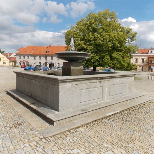 Kašna na náměstí ve Vlachově Březí