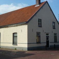 Voormalige winkel met twee woningen en stalling