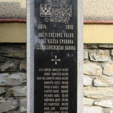 Pomník padlým v Lukavici u školy