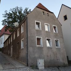 Wohnhaus in halboffener Bebauung und in Ecklage, mit Hinterhaus Bischofswerdaer Straße 1