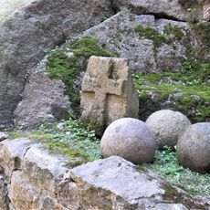 Křížový kámen ve vstupu do hradu Loket