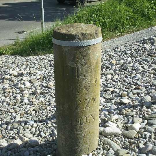 Zwei Postmeilensteine und zwei Prellsteine
