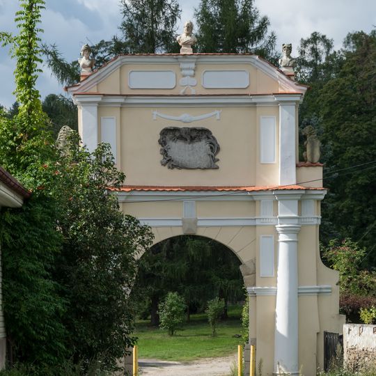 Owiesno castle gate