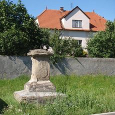 Podstavec u čp. 57 v Buškovicích