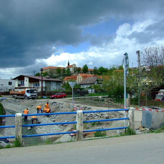 Most ulice U Hřiště přes Únětický potok v Tuchoměřicích