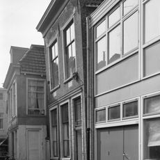 Pand onder zadeldak met voorschild ter vervanging van topgevel