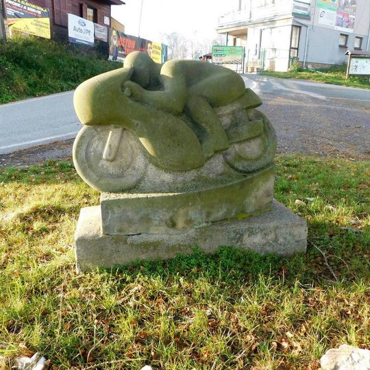Socha motocyklového závodníka v Hořicích