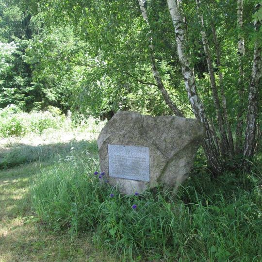 Památník východně od Knížat