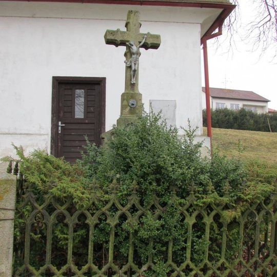 Kříž před kaplí v Hodějovicích