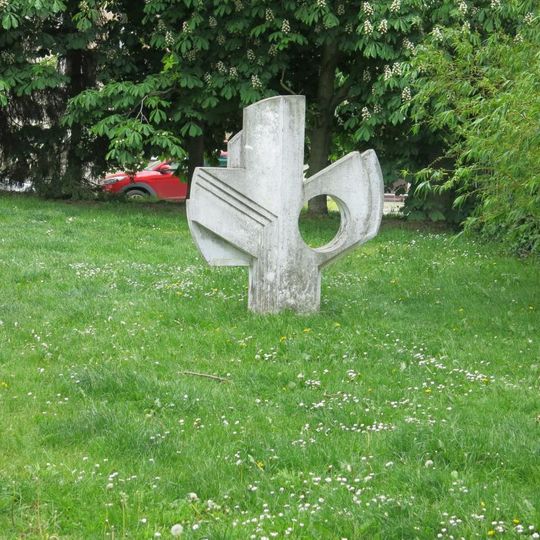 Betonová plastika ve Smetanově ulici v Jablonci nad Nisou