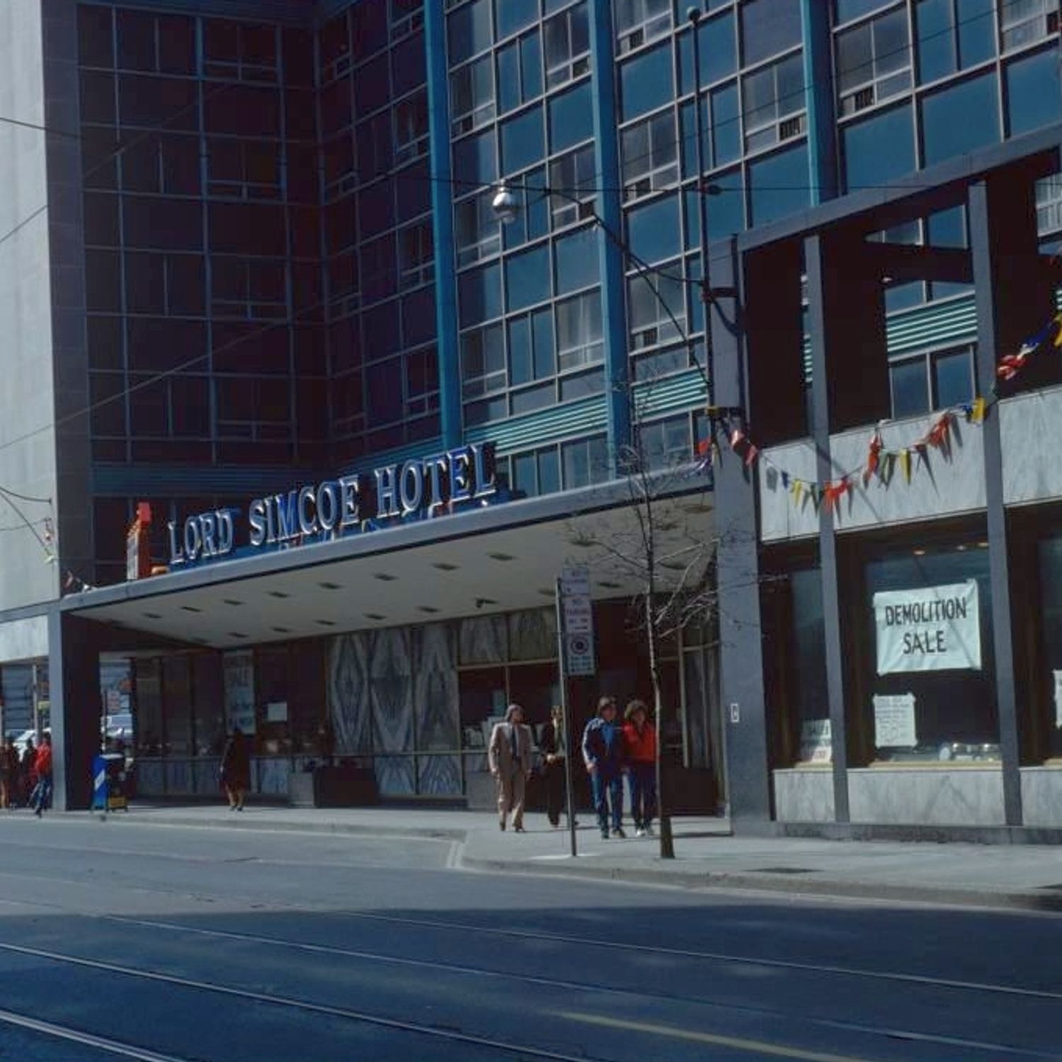 Lord Simcoe Hotel - Modern hotel building at King Street and University ...