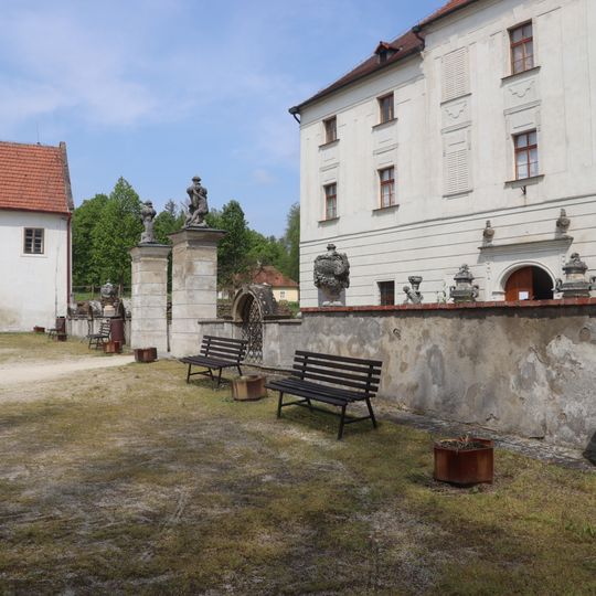 Balustráda s vázami