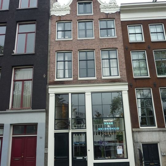 Pand met ingezwenkte halsgevel met gelobde volutenafdekking waarop een siervaas