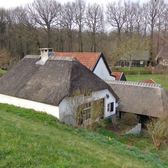 Perceelsgedeelte van een kleine gepleisterde boerderij