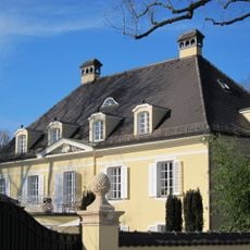Zweigeschossige Villa
