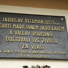 Pamětní deska Jaroslava Pechmana, Marie Pechmanové, Jaroslava Pechmana mladšího a Václava Pokorného