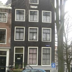 Hoekhuis met gevel onder rechte lijst