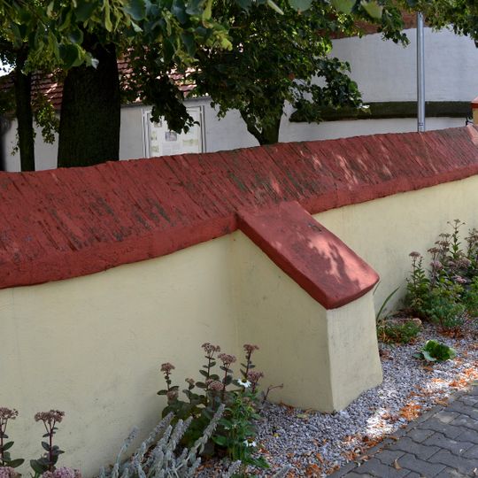 Kostol Nanebovzat. Panny Márie, múr ohradný s bránou