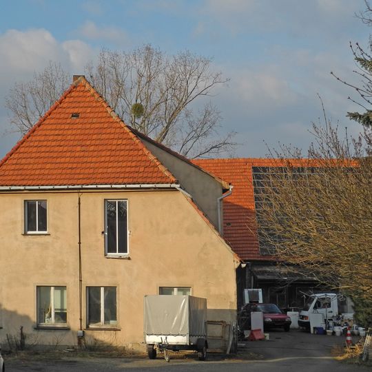 Einzeldenkmale der Sachgesamtheit Vorwerk Reinholdshain: Wohnhaus , drei Seitengebäude und Reste des Torbogens Vorwerk 2