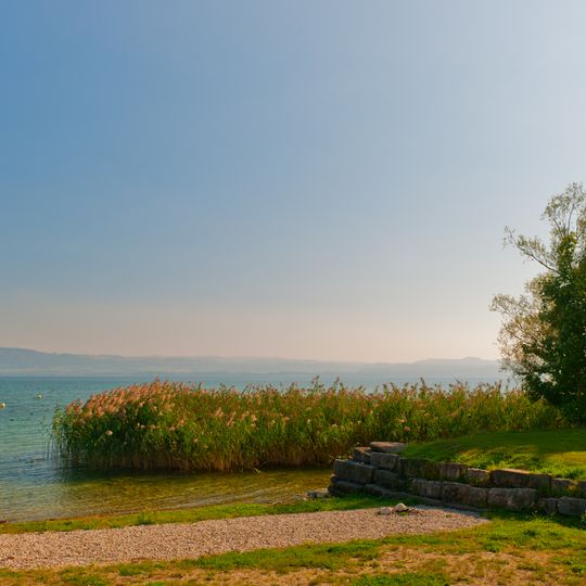 Sous-Colachoz, lakeside settlement