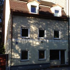 Zweigeschossiger Mansardsatteldachbau