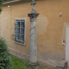 Sloup s kamenným křížem