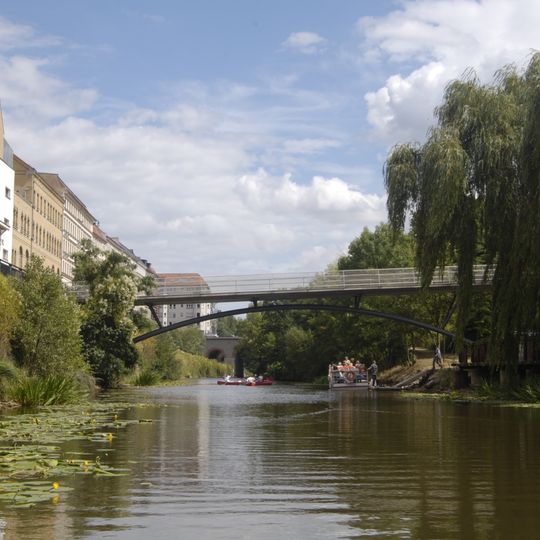 Kanal, Uferbefestigungen sowie Brücken