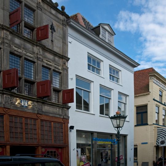 Hoekpand met gepleisterde gevels en gemoderniseerde beganegrond