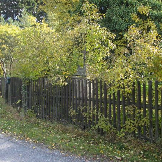 Kříž v Trhomném za plotem