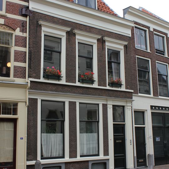 Huis van twee bouwlagen, een kap loodrecht op de straat en een, dichtgeworpen kelder