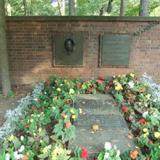 Gudrunstraße, Grabmal Franz Carl Weiskopf auf dem Städtischen Zentralfriedhof Gudrunstraße