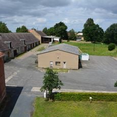 Einzeldenkmale der Sachgesamtheit Schloss und Rittergut Lauterbach: Schloss (Schloßallee 4), vier Wohngebäude (Schloßallee 6, Gutshof 1 und die zwei ehemaligen Kavaliershäuser Gutshof 2 und 3), zwei aneinandergebaute Wirtschaftsgebäude (Schloßa