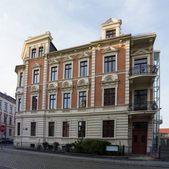 Mietshaus in geschlossener Bebauung, Eckhaus zur Konsulstraße Konsulplatz 1