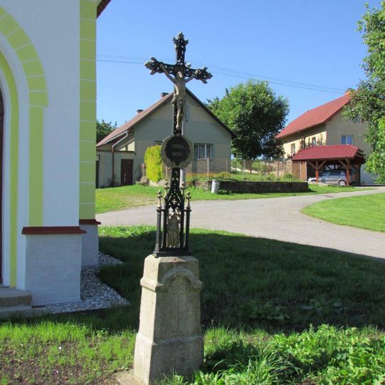 Kříž u kaple v Dehtářích