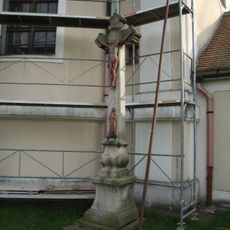 Kříž u kostela sv. Jana Nepomuckého v Litohoři