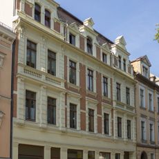 Mietshaus in geschlossener Bebauung mit originaler Ladenfront Jakobstraße 25