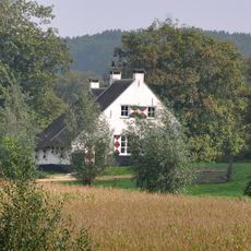 Sluiswachterswoning, gelegen op een oude dijk, opgetrokken in Ambachtelijk-traditionele bouwtrant