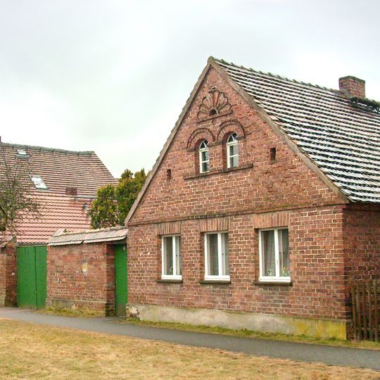 Bauernhof mit Wohnhaus, Seitengebäude und Scheune sowie Hofmauer Dorfaue 11