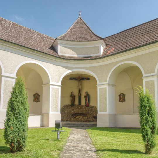 Kirchhof mit Kreuzwegarkaden und Lourdesgrotte