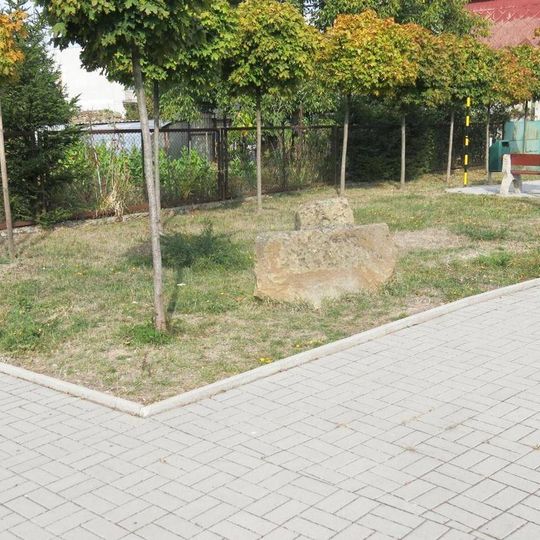 Odpočivný kámen na návsi v Droužkovicích