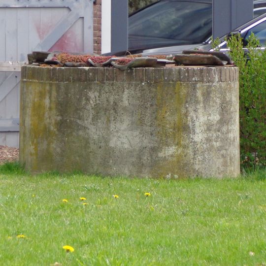 Vrijstaande ronde waterput gelegen aan de noordwestzijde van het koetshuis