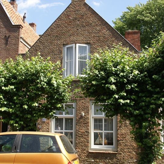 Huis onder zadeldak en met aan voor- en achterzijde een topgevel