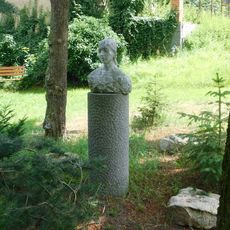 Busta dívky v zahradě tvrze v Tuchorazi